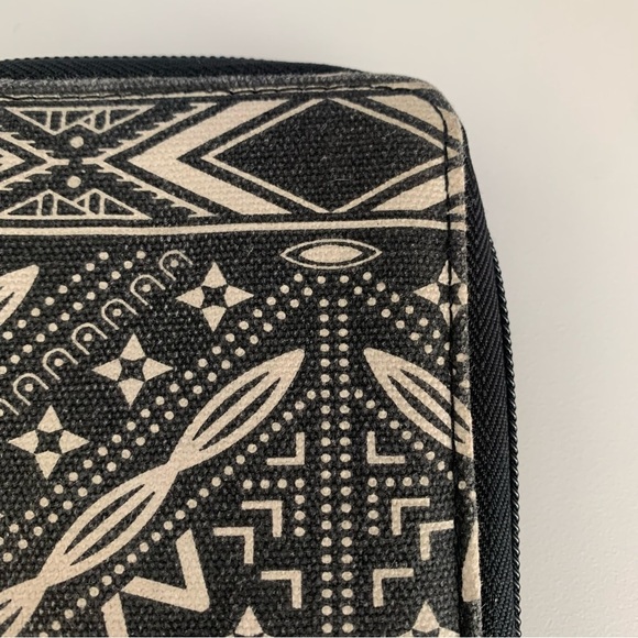KAVU Go Time Crossbody Wallet Geometric Black White Southwest Aztec Western Zip - Picture 4 of 12